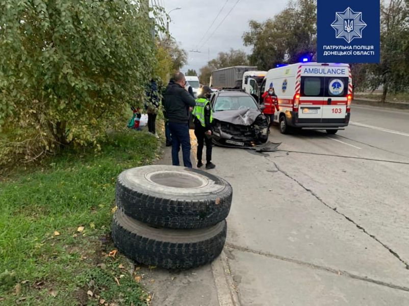 На ходу у грузовика в Мариуполе оторвало колеса: пострадал ребенок