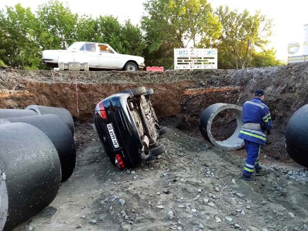 На тpассе между Покровском и Мирноградом автомобиль угодил в дорожную ремонтную яму