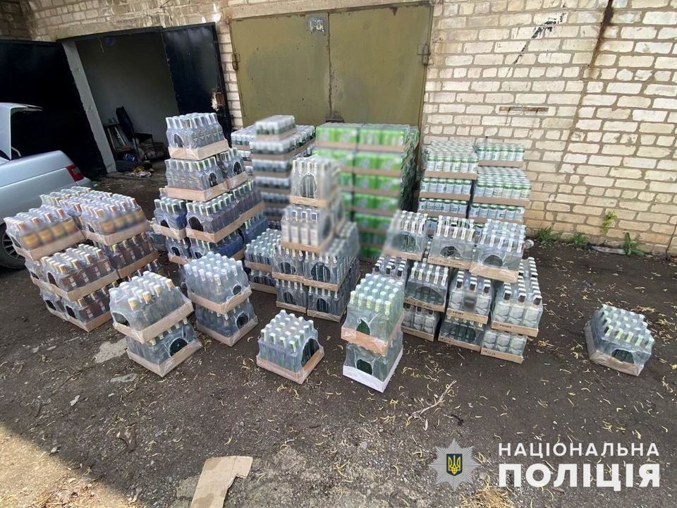 Хранил в гараже: В Константиновке у мужчины изъяли две тонны пива и водки