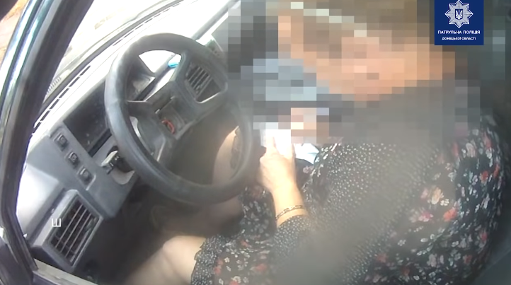 В Мариуполе женщина-водитель съела постановление патрульных