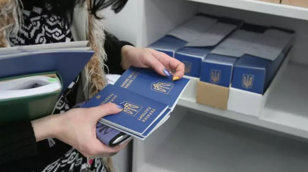 Официально: в Украине цифровые паспорта приравняли к бумажным
