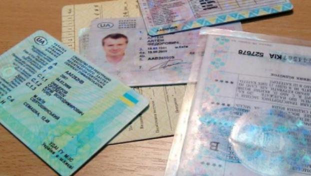 В Украине выдают водительские удостоверения нового образца