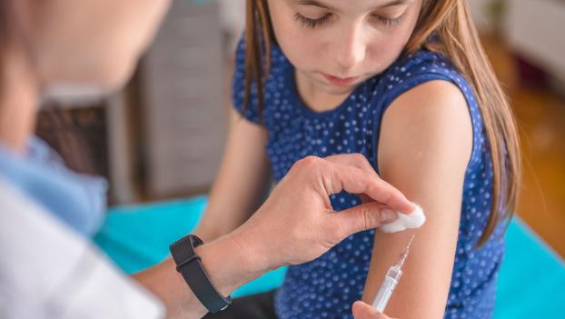 Детям от пяти лет в Украине планируют делать ковид-вакцины с апреля
