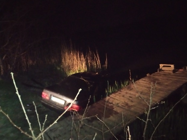 В Торецке автомобиль скатился в водоем: утонул мужчина