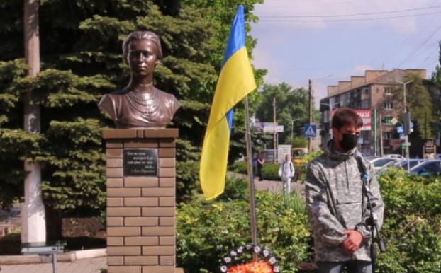 В Константиновской ГТГ установили памятник Лесе Украинке