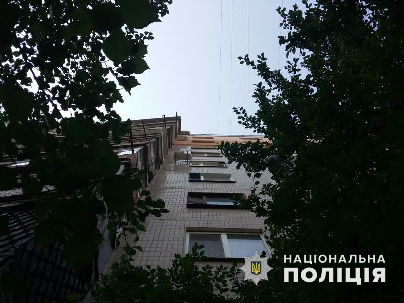 Умер по дороге в больницу: В Славянске из окна выпал мальчик