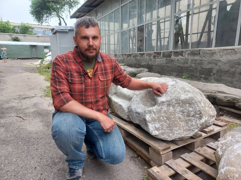"Если их не вывезти — они исчезнут": Из прифронтовой зоны Донетчины вывезли еще две каменные бабы