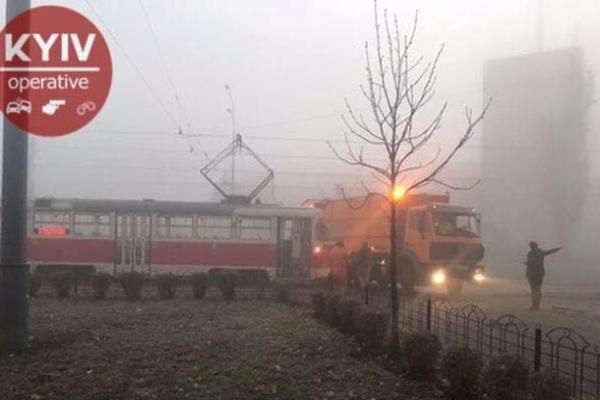 В Киеве столкнулись трамвай и мусоровоз