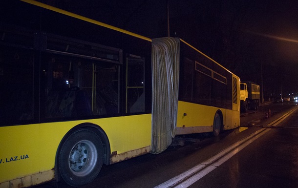 В Киеве «лежачий полицейский» разломал автобус