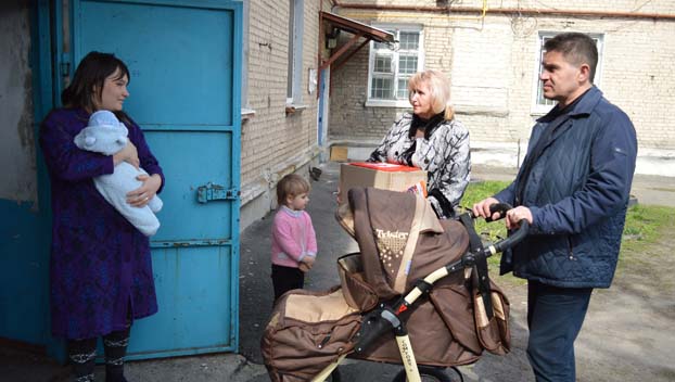 В Красноармейске многодетной матери-переселенке подарили детскую коляску