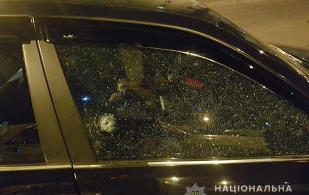 В Киеве водитель внедорожника открыл стрельбу по автомобилю