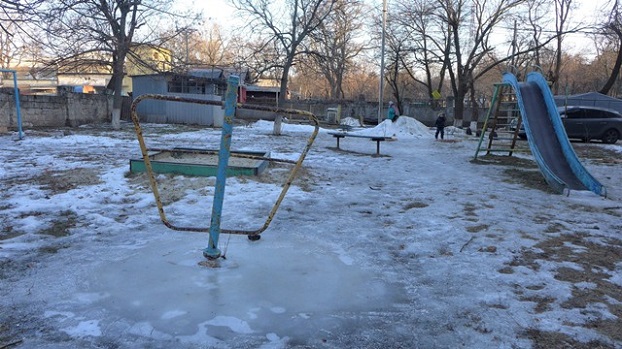 В Краматорске демонтируют аварийные сооружения на детских площадках
