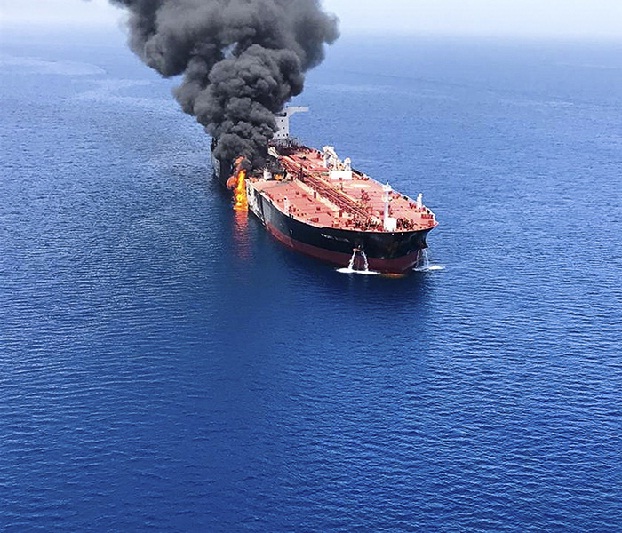 В Оманском заливе атаковали два танкера