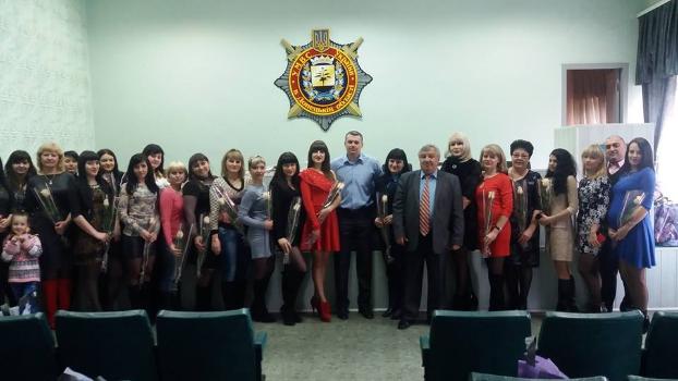 Дружковские правоохранители поздравили женщин с 8 марта