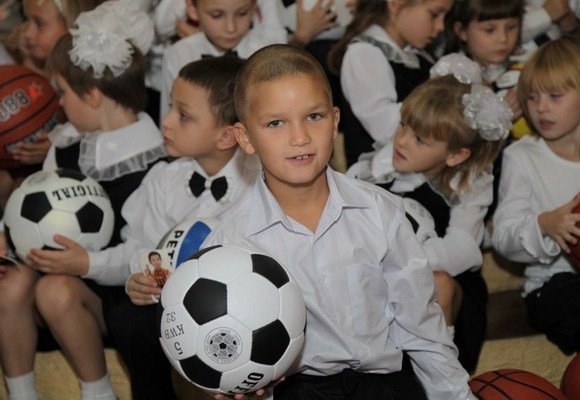Дарио Срна передал подарки детям-сиротам Донбасса