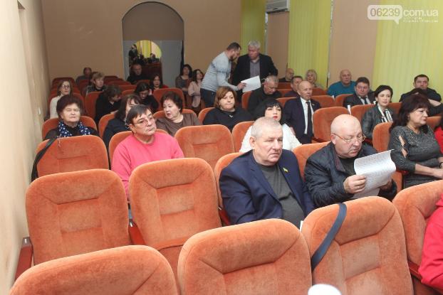 На 75-й сессии Мирноградского горсовета рассмотрели вопросы бюджета и уволили заместителя городского головы