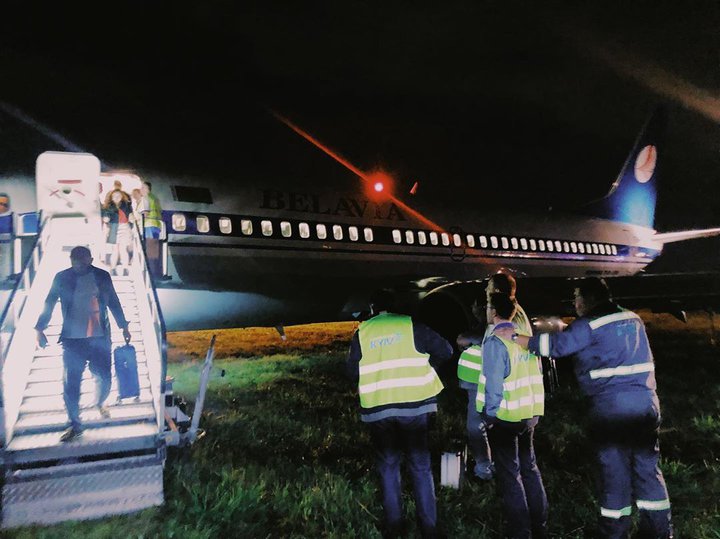 В киевском аэропорту Жуляны самолет выкатился в поле за пределы взлетной полосы