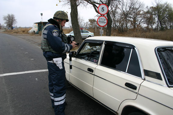 Усиленные наряды полиции работают на дорогах Донецкой области 