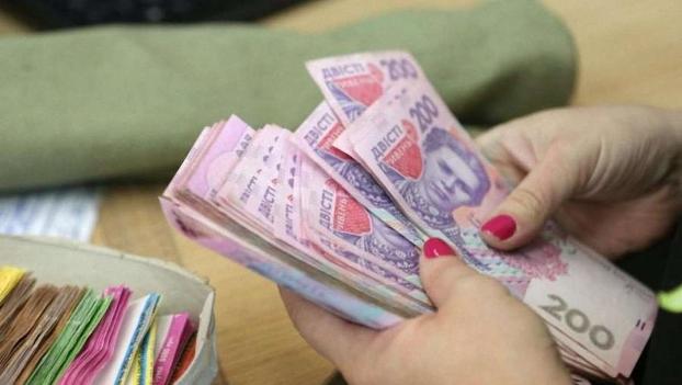 Стало известно, на сколько за год выросла средняя зарплата в Украине