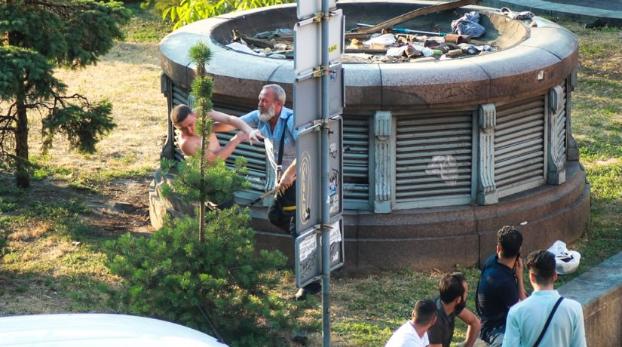 В центре Киева проучили парня, справлявшего нужду на глазах у десятков людей 