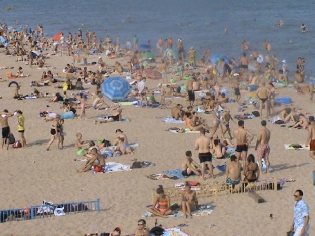 Пляжные выходные в Мариуполе: спасатели вернули на берег более 170 человек