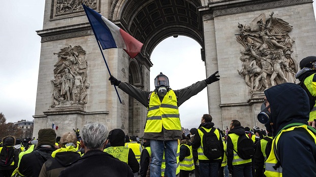 В Париже протестующих «желтых жилетов» разгоняли газом и водометами