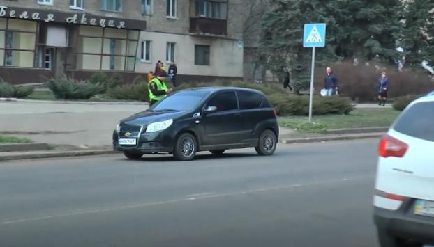 В Константиновке полицейские поздравили женщин-водителей с 8 марта
