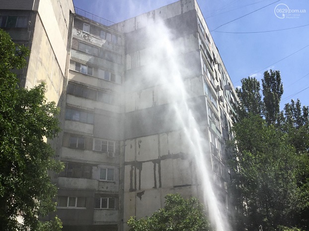 Фонтан высотой в 5 этажей: в Мариуполе прорвало трубу водовода