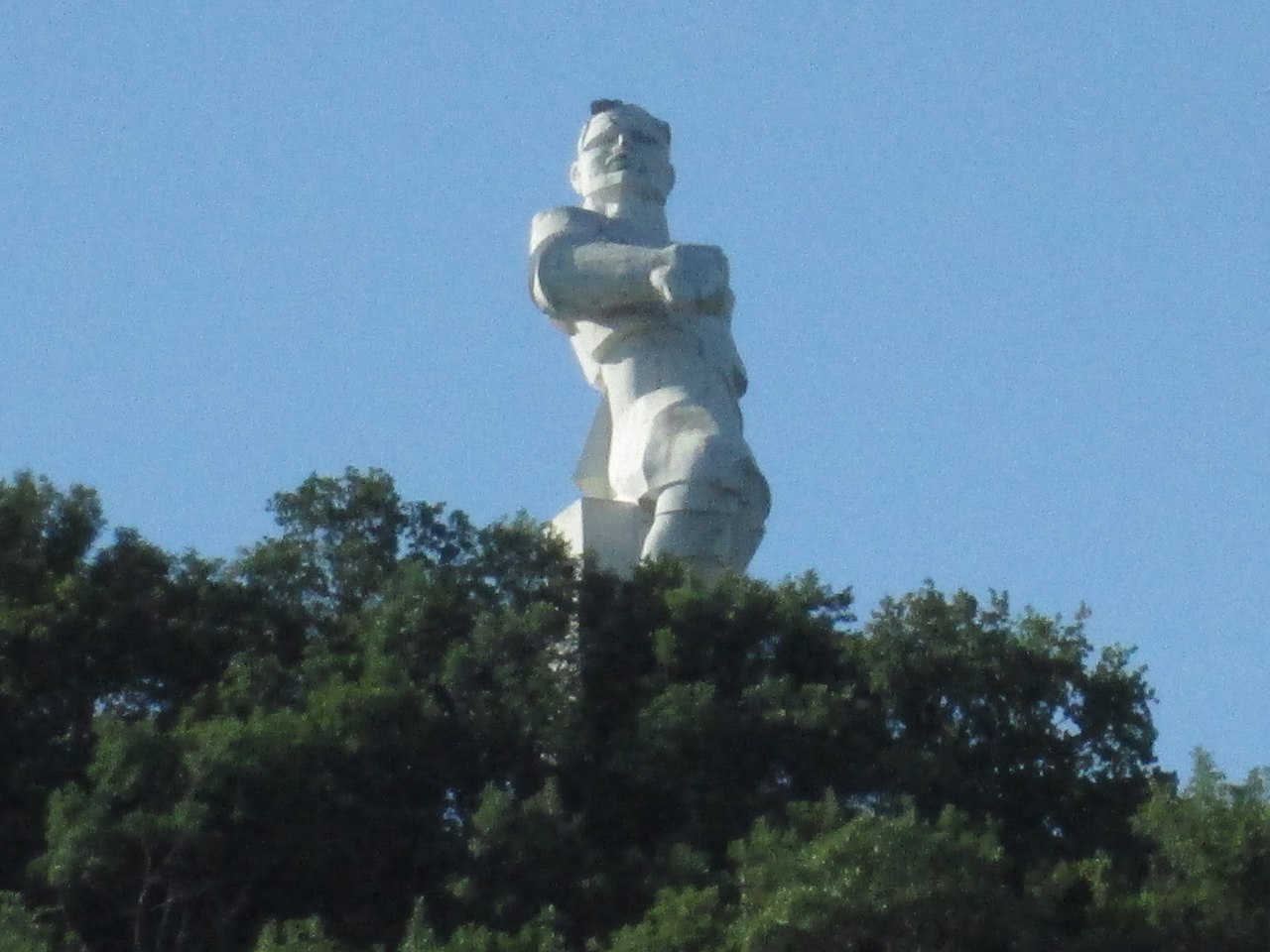 памятник Артему в святогрске