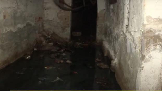 Жители многоэтажки в Мариуполе страдают от запаха канализации из подвала