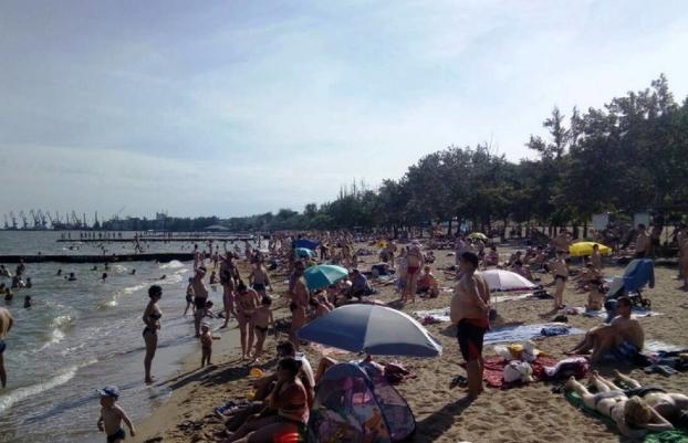 Труп в машине и 160 заплывших за буйки: как прошли выходные на пляже Мариуполя