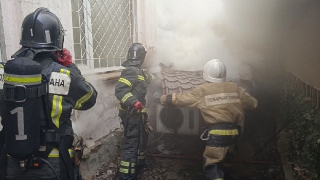 В центре Донецка загорелся бар: пожар тушили четыре часа