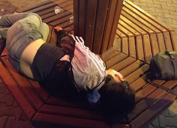 В Мариуполе привлекли к ответственности пьяную мать, которая гуляла с 4-летним ребенком
