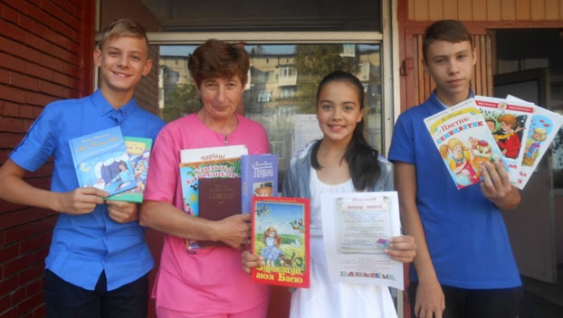Ученики Доброполья подарили школам книги