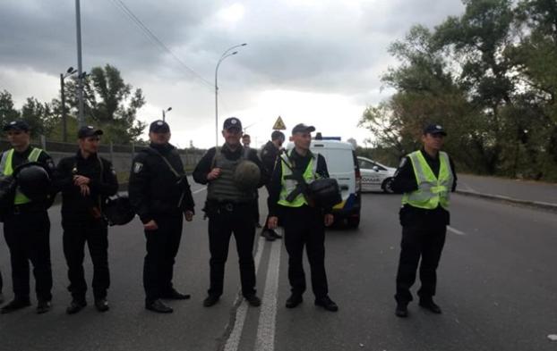Полиция Киева заявила об угрозе теракта на мосту