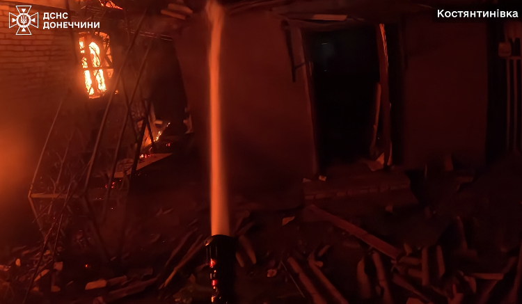 Авиаудар по Константиновке: спасатели деблокировали людей из-под завалов