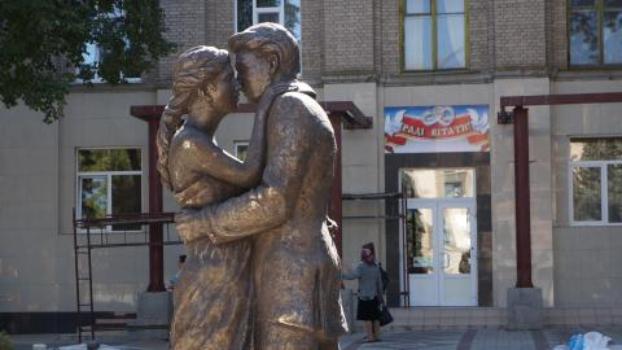 В Дружковке напротив ЗАГСа появился памятник влюбленным
