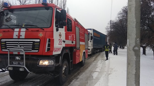 В Донецкой области из-за снеговых накатов на дорогах застряли девять автомобилей и автобус