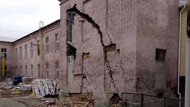 На Донетчине рухнула стена школы, в которой идет ремонт