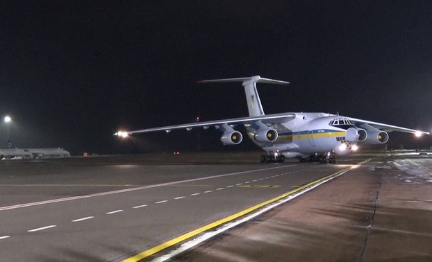 Самолет с освобожденными украинцами приземлился в Киеве