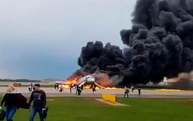 В Шереметьево загорелся самолет: 13 погибших