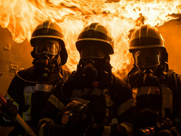 Подвиг  пожарных из Селидово помог спасению из горящей квартиры двоих человек