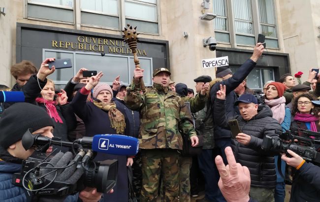 В Молдове ветераны войны штурмуют здание правительства, скандируют «Додон — предатель»