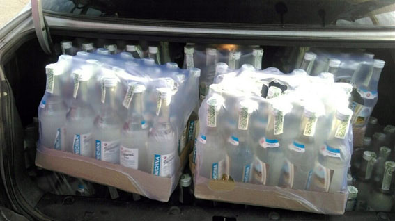 В Димитрове автомобиль с 20 ящиками контрафактной водки остановили полицейские