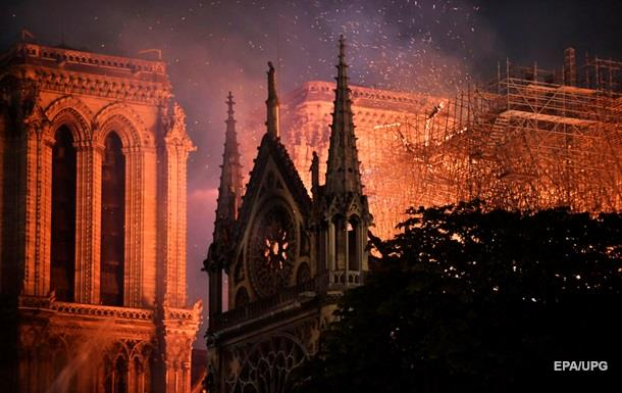 Пожар в соборе Парижской Богоматери: произведения искусств удалось спасти, собор тушат