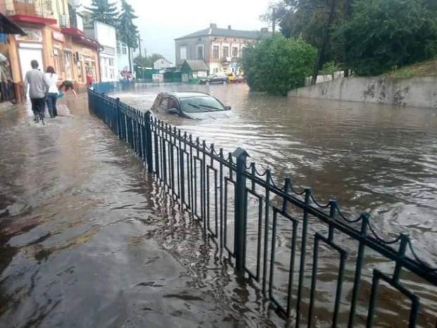 Непогода: на Тернопольщине затопило райцентр