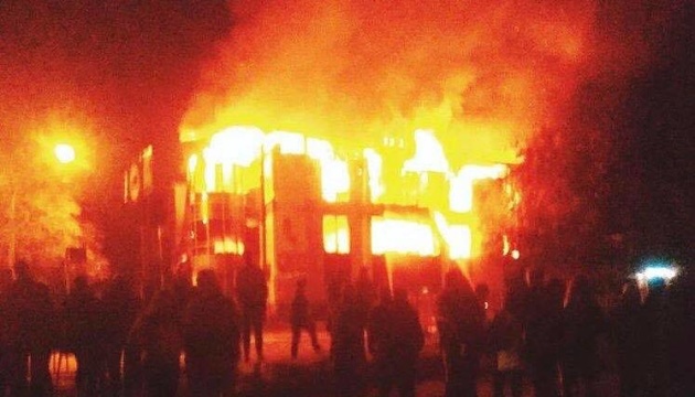 В неподконтрольном Антраците сгорел торговый центр