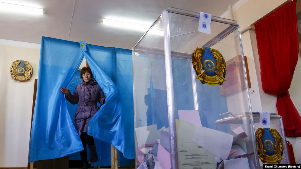 В Казахстане проходят внеочередные президентские выборы
