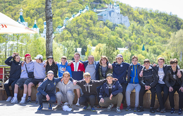 Хоккеисты-участники Junior Hockey Cup посетили Святогорскую лавру и памятник Артему