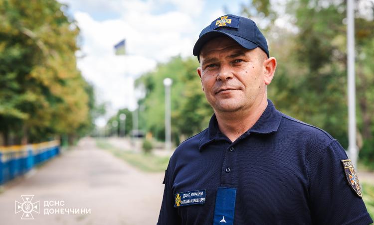 Эвакуация, транспортировка раненых, ликвидация пожаров: Спасатель из Константиновки рассказал о своей работе